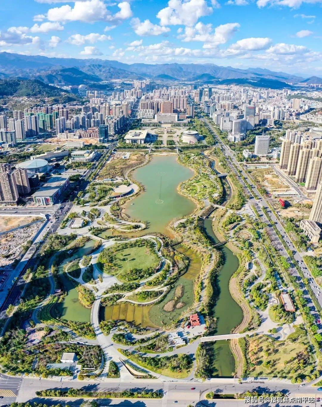 龙津湖公园实景图位居城市中芯地段,价值不言而喻,后续第四代住宅
