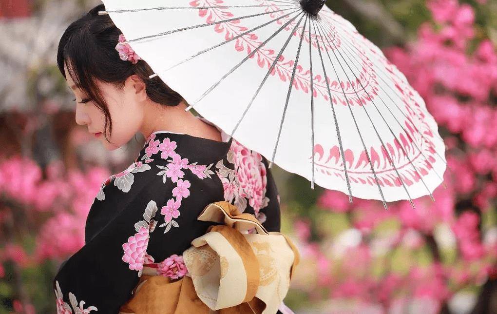 日本女性穿的和服,背后的"枕头"到底是什么东西?有什么用?