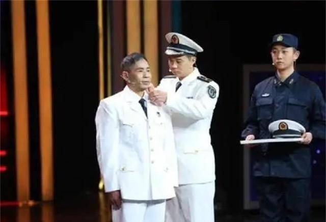 两人在家是父子,在部队是战友,父亲见儿子需要敬礼