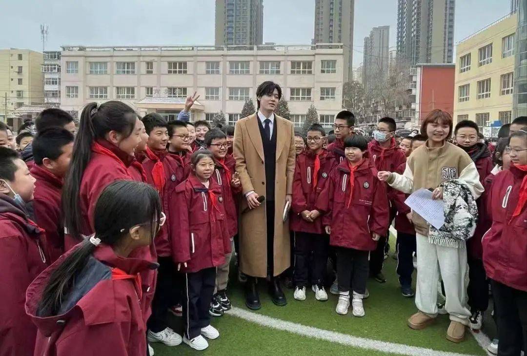 兰州奥体中心游泳总教练王鹏受邀参加西津路小学"开学第一课"活动_进