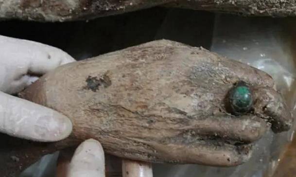 江苏挖出明朝女尸,百年不腐手上握着宝石,专家认为是美女_进行_文物