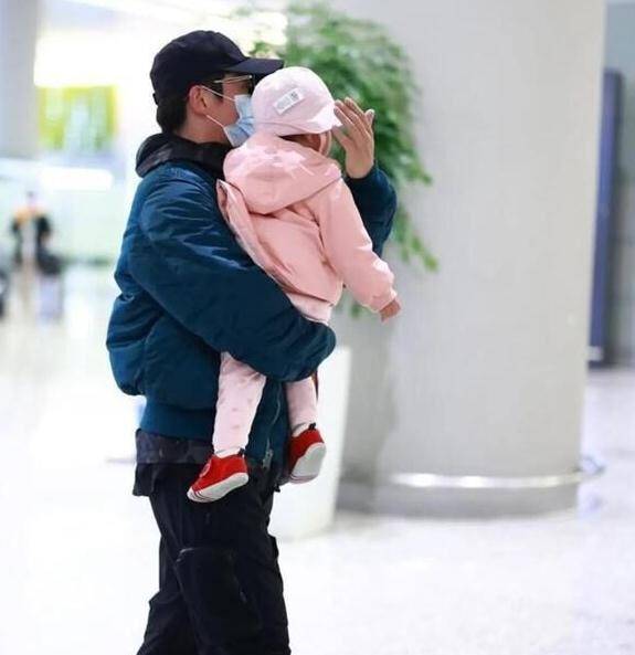 郑恺一家三口现身机场:女儿小脸超可爱,和苗苗穿配套情侣鞋_镜头_媒体