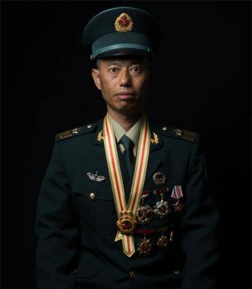 退役后仍旧被部队召回,将军见到他都要敬礼_王忠心_导弹_领导