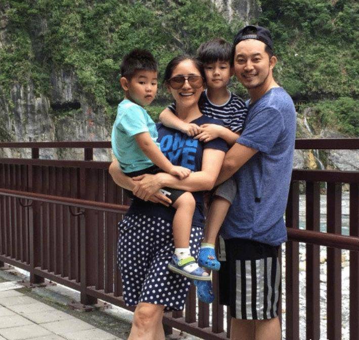 沙溢晒安吉小鱼儿近照,两兄弟面对镜头搞怪,但安吉身材被热议!