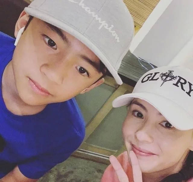 个小儿子,更加也体现了小林青霞为人母的厉害之处,不仅要照顾孩子日常