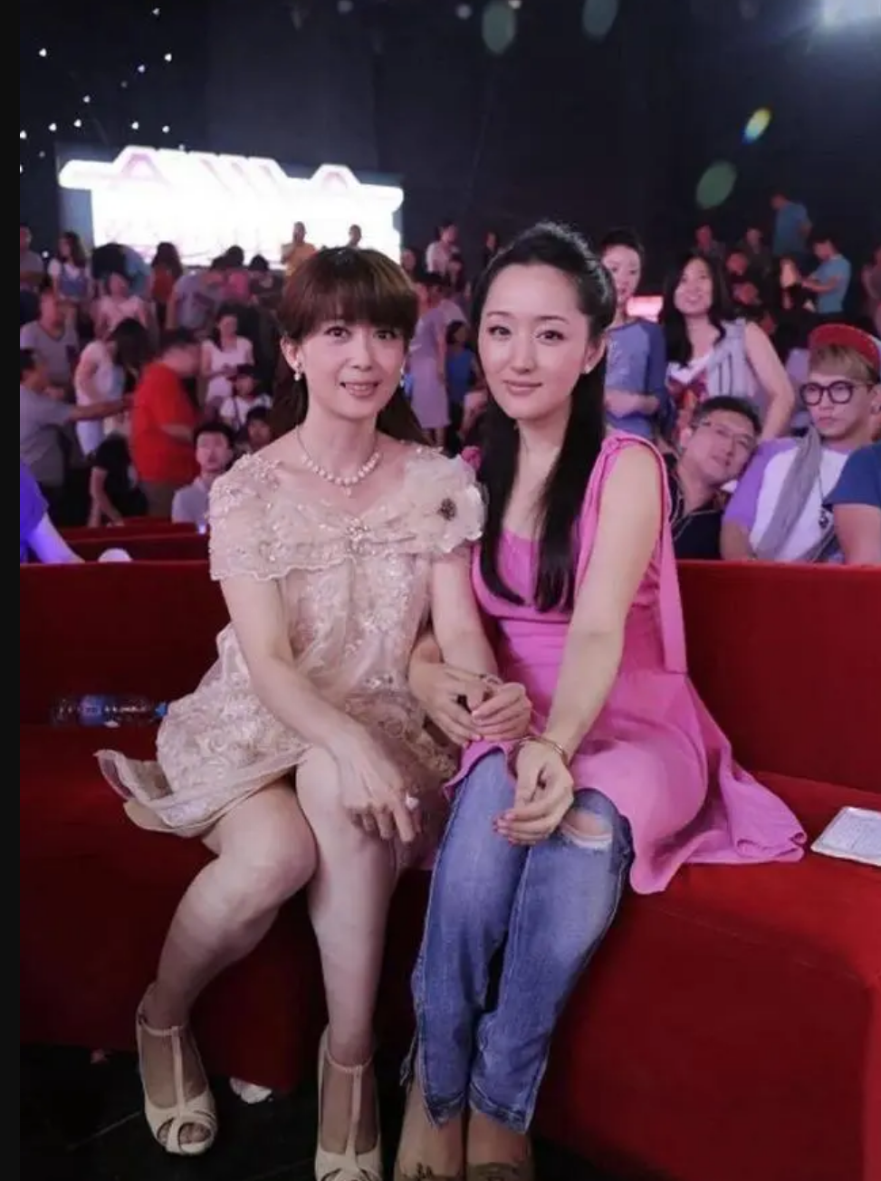 53岁穿蕾丝短裙风姿绰约_孟庭苇_身材_造型