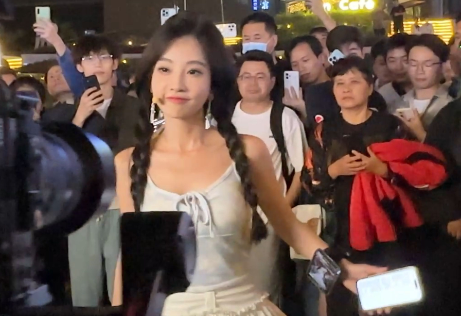 去年7月冯提莫证实自己罹患癌症,但她并没有被病魔