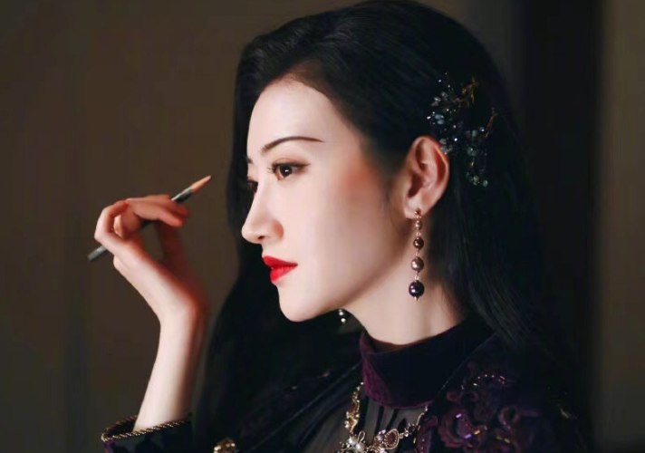 景甜晒一寸照让网友猜心情?司藤女王上户口,拍证件照过程太搞笑