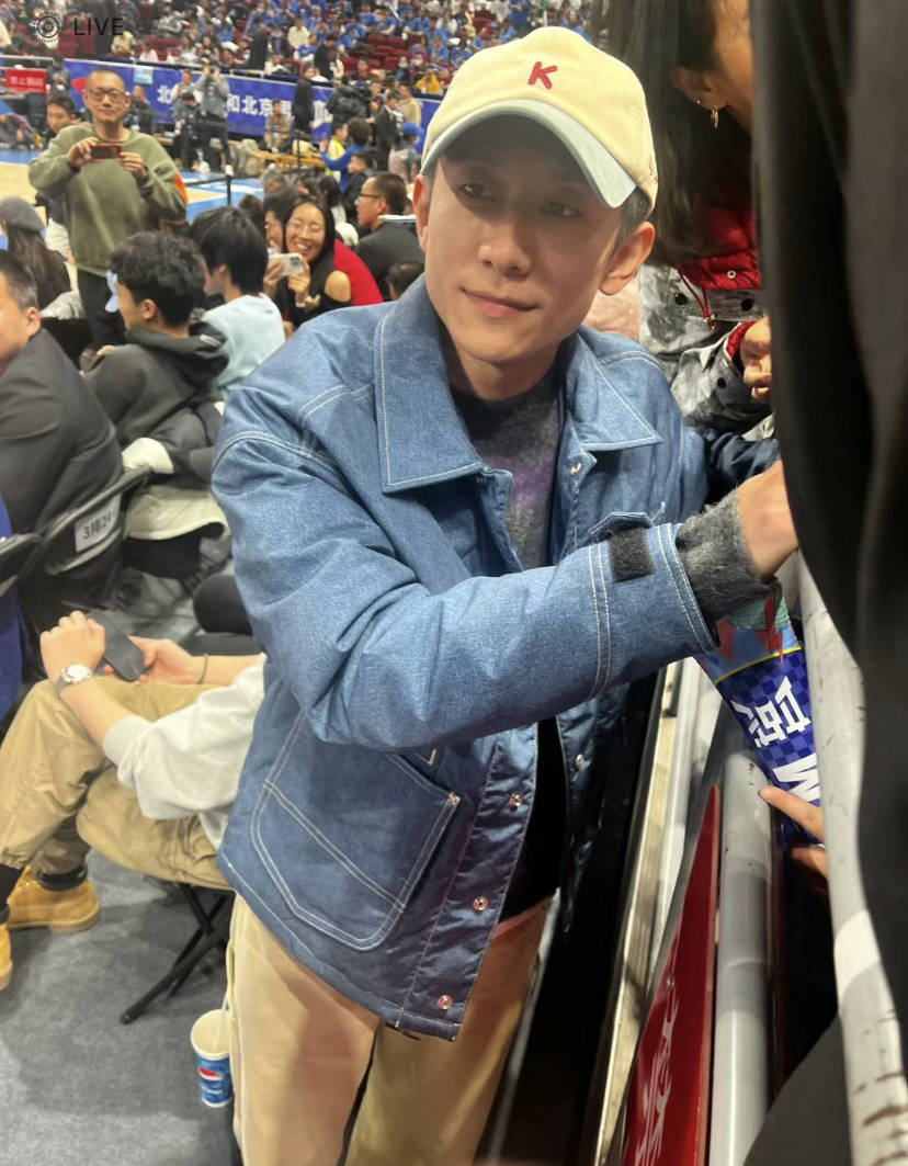 张一山易建联罕见同框,两人身高差好抢镜,易建联衣品老气引热议_网友