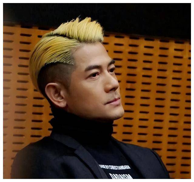 男港星老牌的不同差异,一看年龄展现出强烈对比,让人深思.