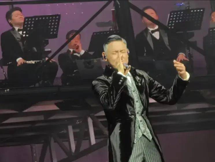 张学友两鬓微白,也梳起了大背头黎明的发型和以前也很相近.