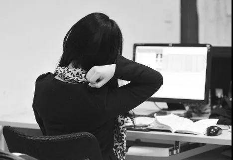 经常伏案工作肩膀后背痛,如何有效缓解?_脊柱_压力_治疗