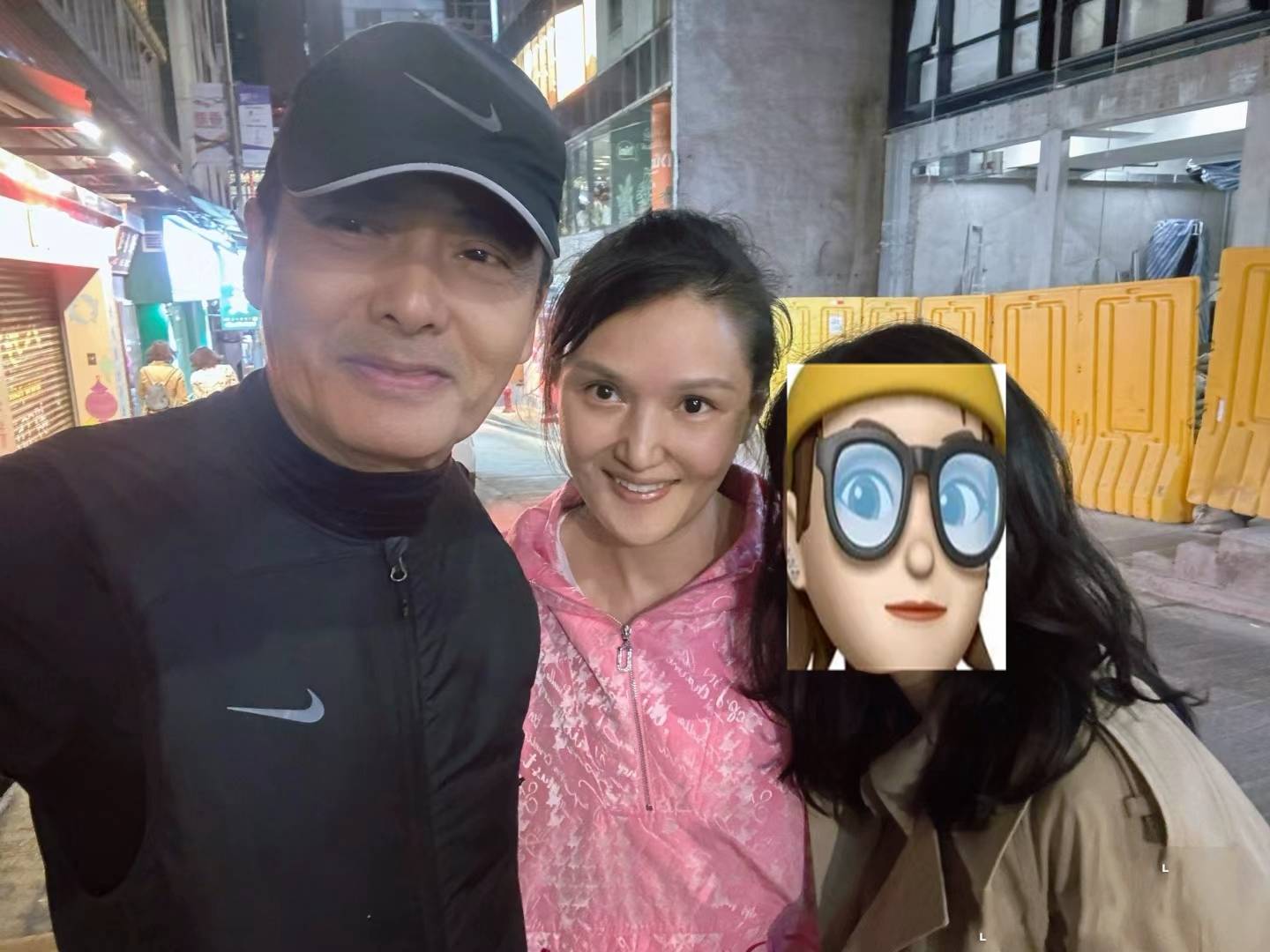 周润发吃饭被偶遇,和粉丝合影主动让出c位,还亲自拍照_明星_健身_生活