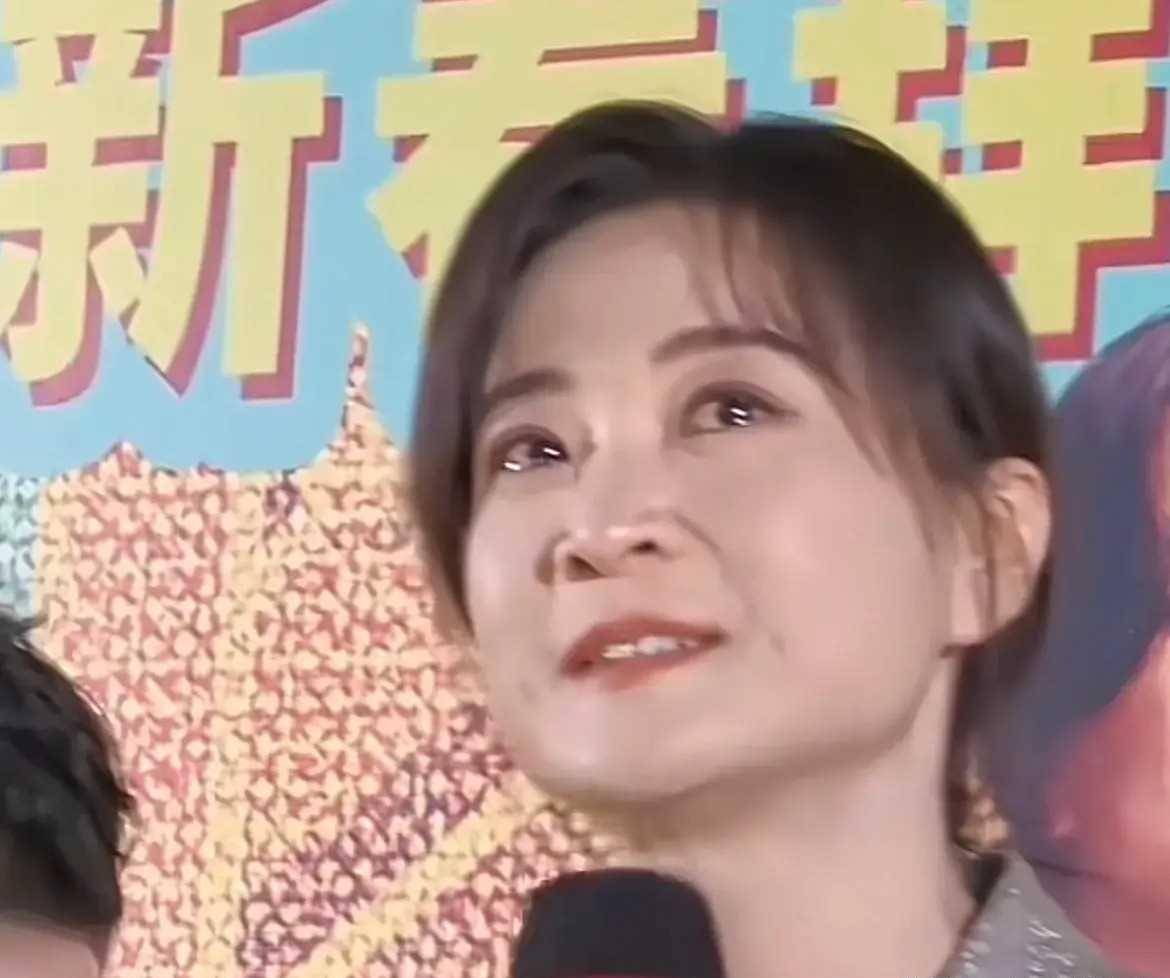 贾玲暴瘦后,首次面对观众,哭成泪人,与张小斐同框,颜值不输!