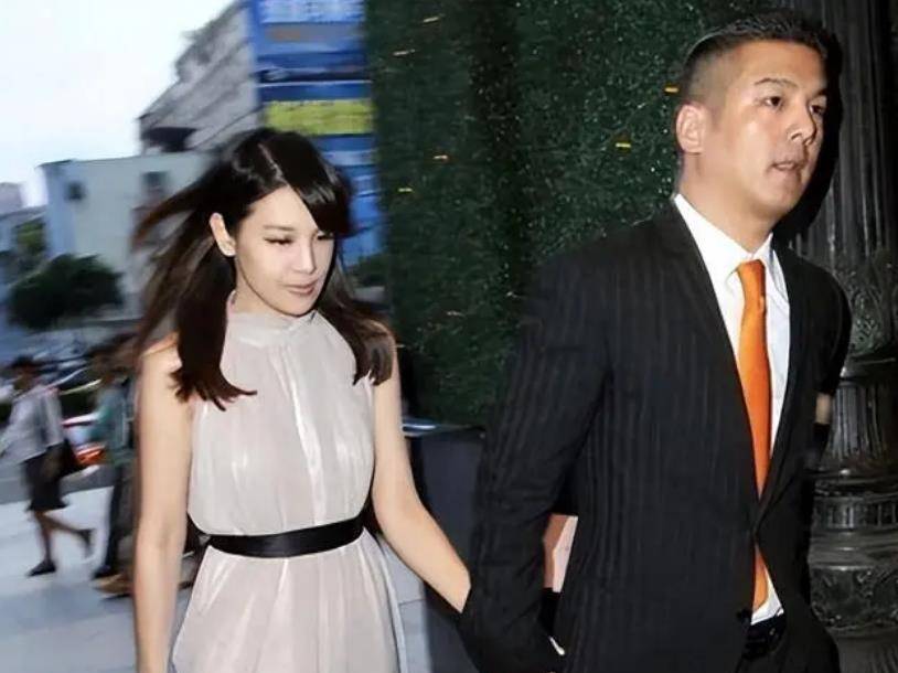 贾静雯47岁前夫孙志浩罕见露面,满头白发和女儿梧桐妹送祝福_家庭