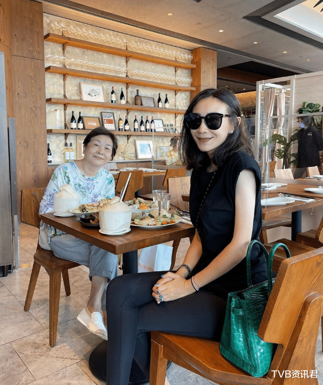 女星晒超级豪华游艇出海照,住半山豪宅开跑车代步_区