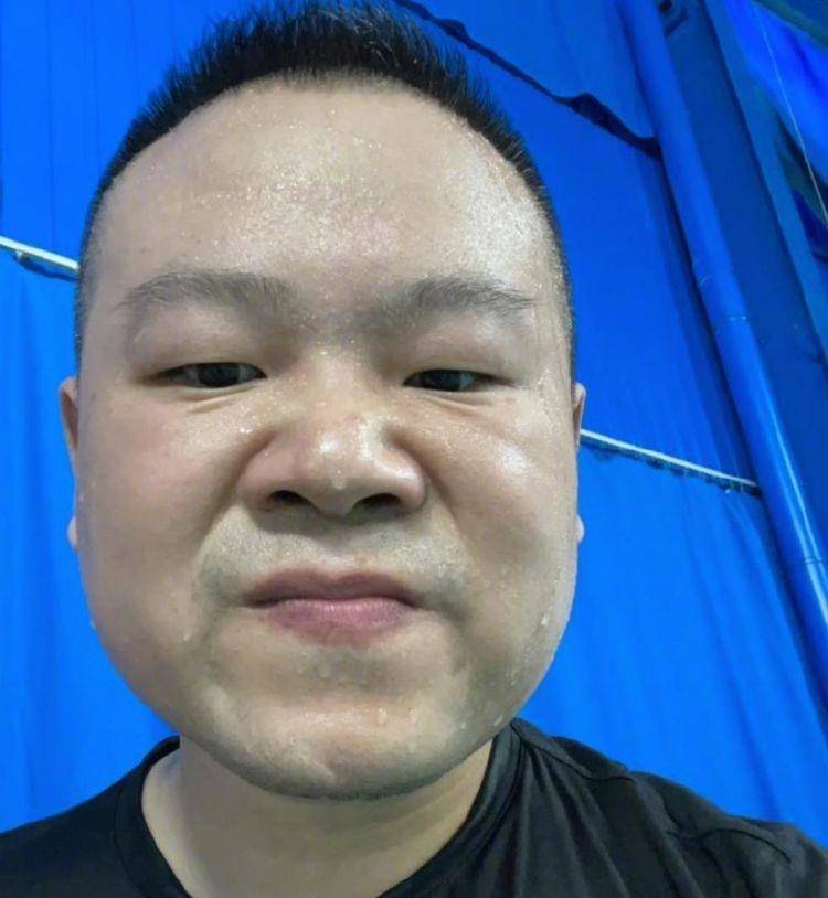 照片中,岳云鹏身穿一身灰色健身运动衫,身穿一身标志短寸头.