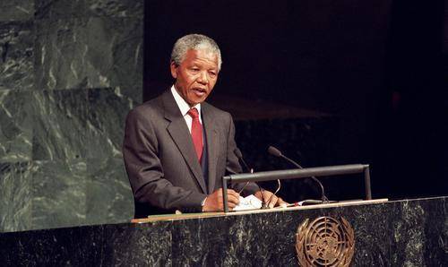 南非的"大救星"曼德拉,30年将发达国家玩坏,让南非人陷入困境_黑人