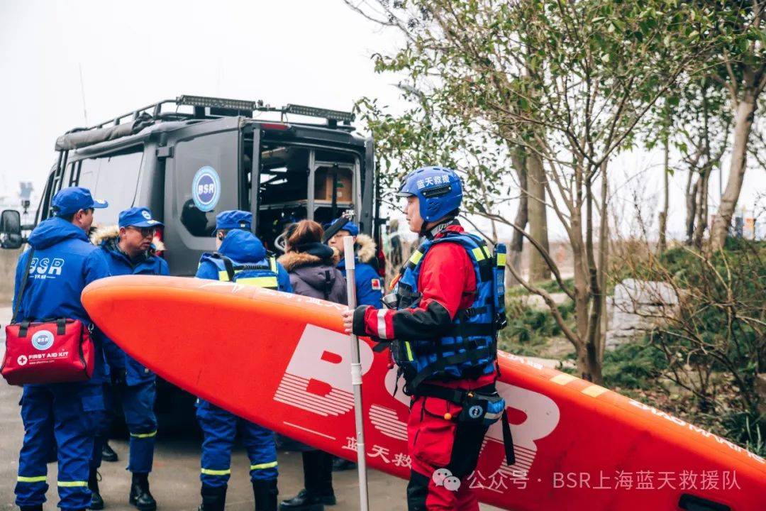 上海蓝天救援队开展宝山滨江元月游园会安全保障工作_活动_群众_水域