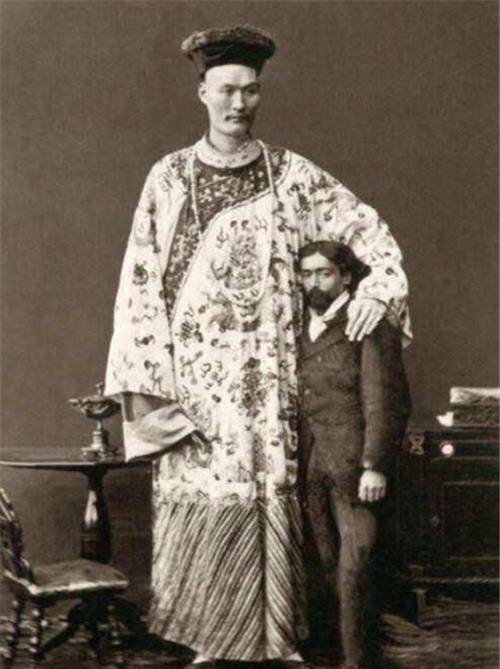 晚清巨人詹世钗,超姚明93厘米,娶英国老婆生3娃,后代现状如何_身高