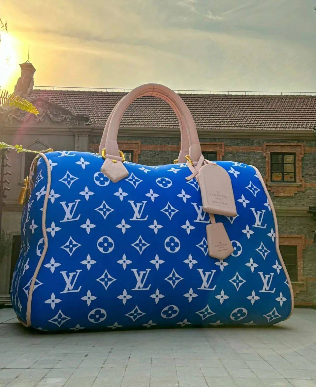 lv在上海黄浦江上打造一座巨型"显眼包"_营销_品牌_消费者