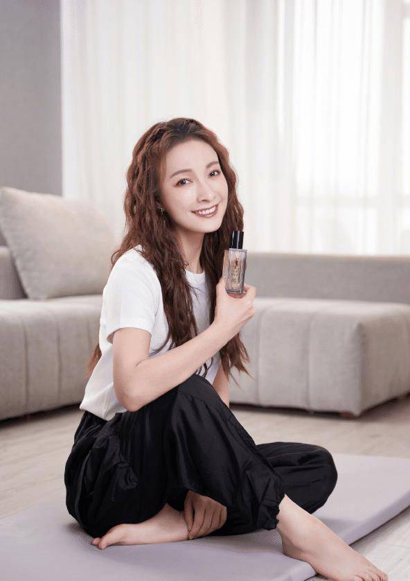 吴昕参加《乘风》更会"扮嫩"?