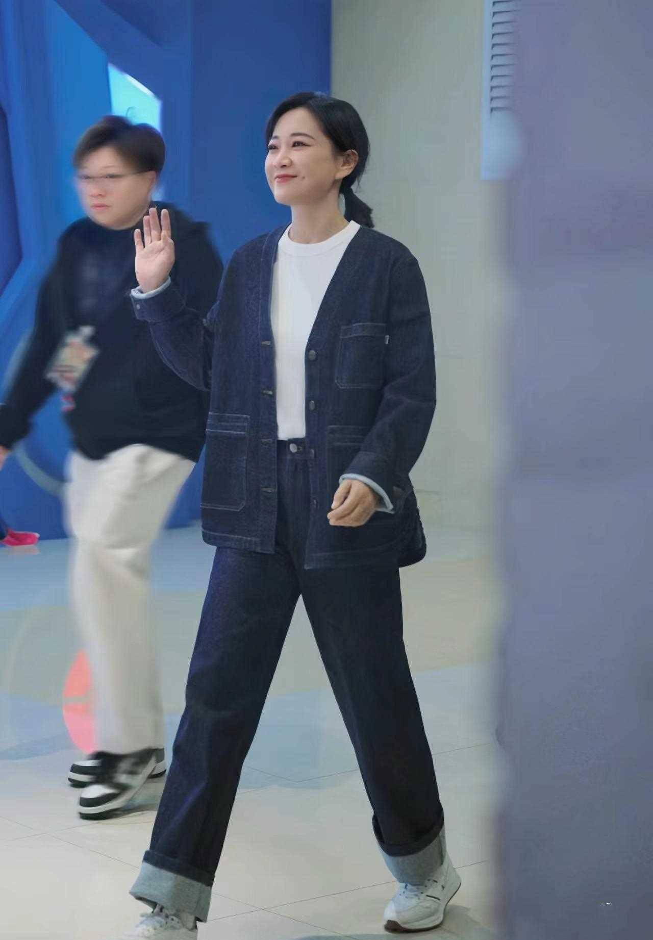 这真的是贾玲吗?露肩连衣裙 大波浪长发,美到移不开眼_时尚_生活_身体