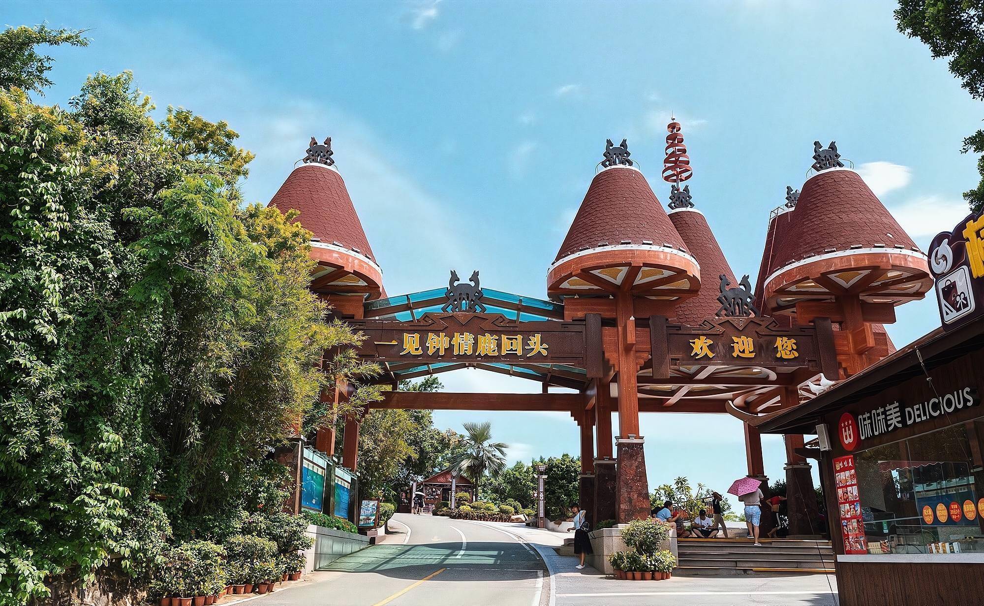 当然,也有很多人抱怨三亚的景点价格高,门票贵,尤其是在旅游旺季.