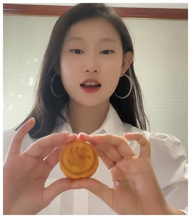 小沈阳17岁女儿气质高级,比爸爸更有星相._沈佳润_黑色_造型