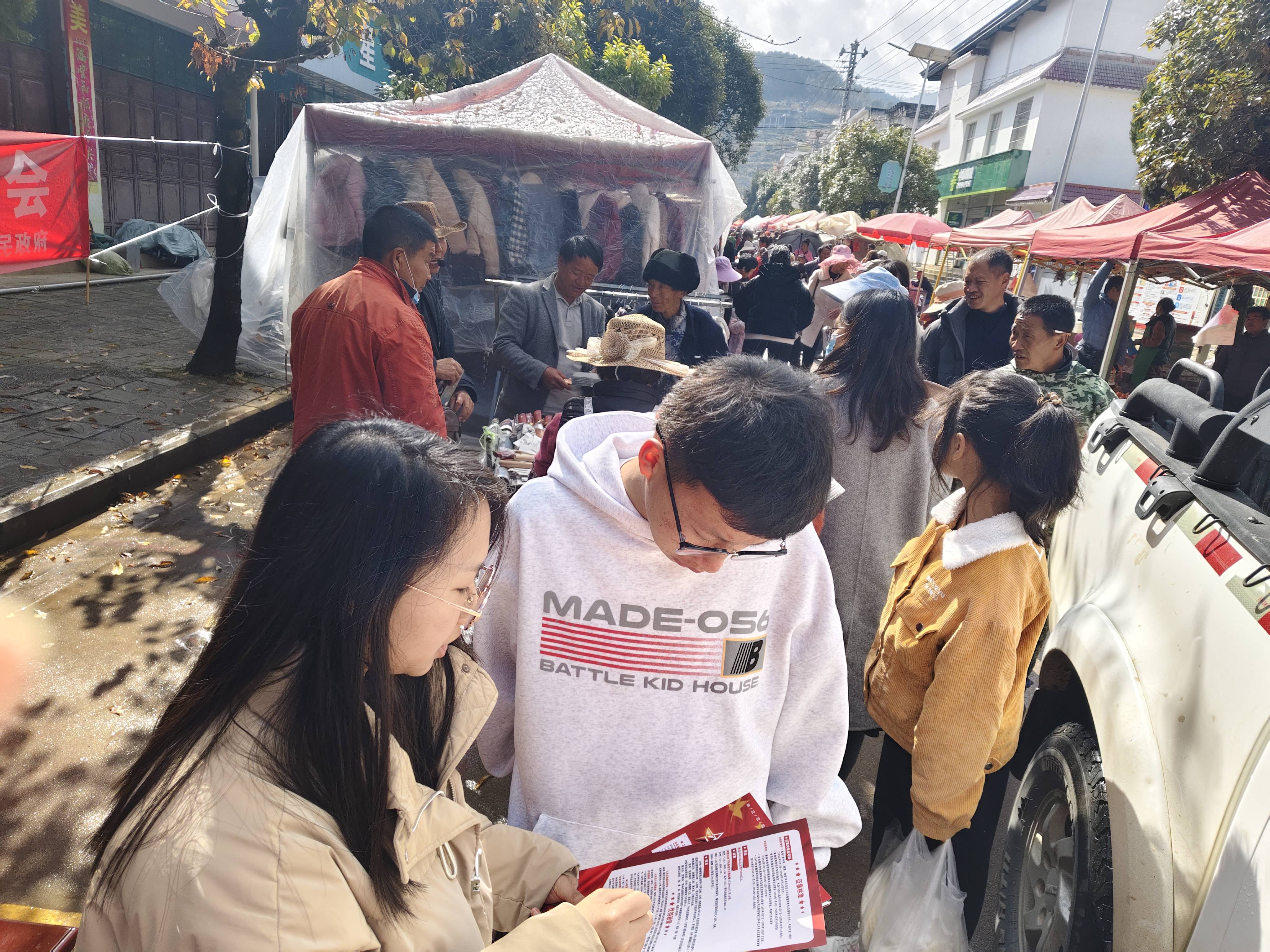 隆阳区水寨乡为"四有"优秀士兵家庭送喜报