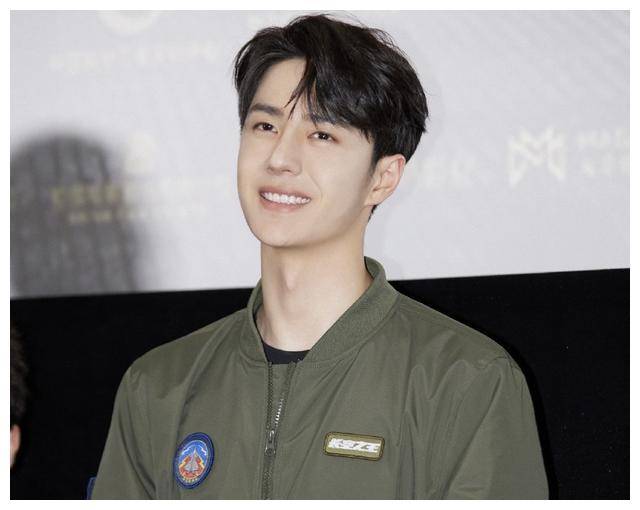 王一博甩衣回眸,瞬间登顶热搜,送福利!_电影_营业_库存