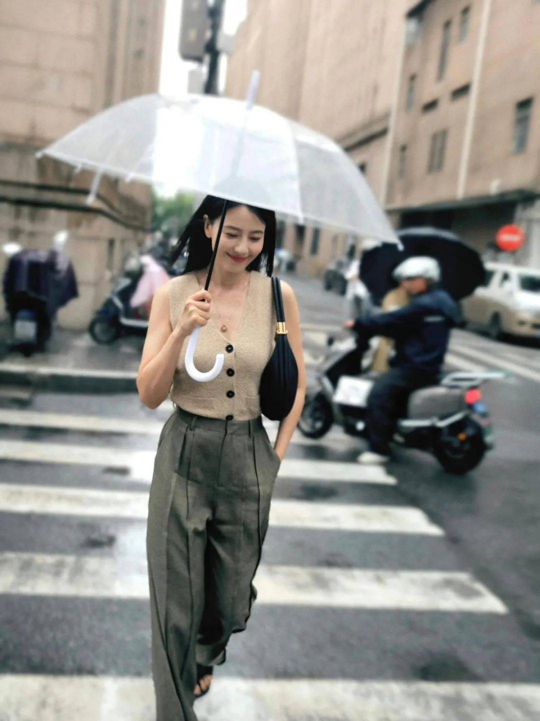 真空穿马甲 阔腿裤 棒球帽,性感又洋气_黑色_身材_造型