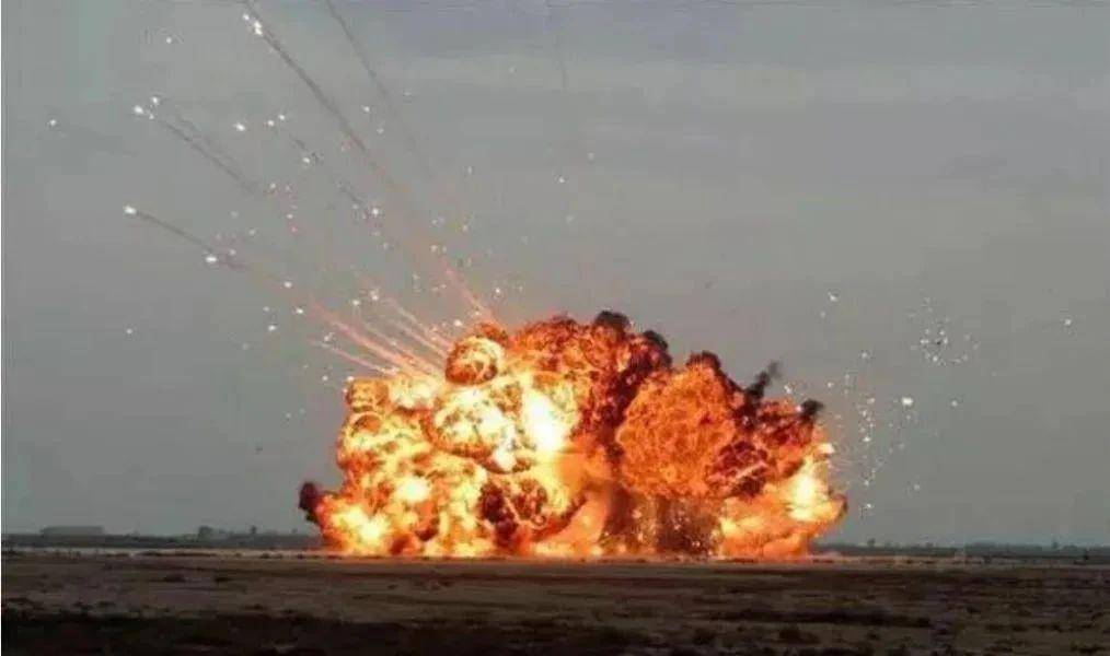 温压弹的特点是爆速比较低,轰爆超压比普通炸药低,但爆轰反应持续时间