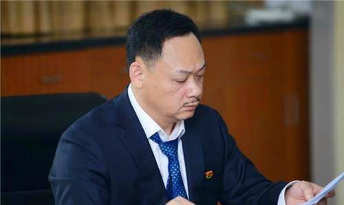 占旭刚:连夺2届奥运冠军,娶空姐初恋,现任大学校长官至副厅级_举重