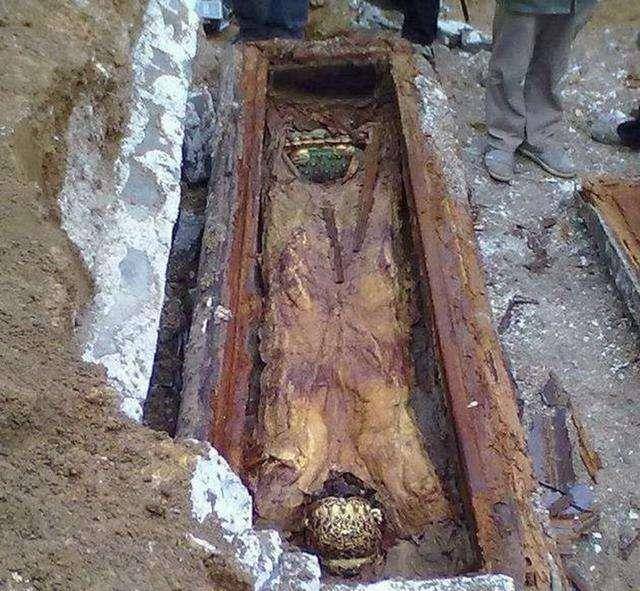北京挖出一座古墓,疑似揭开大太监李莲英的死因之谜,太残忍了