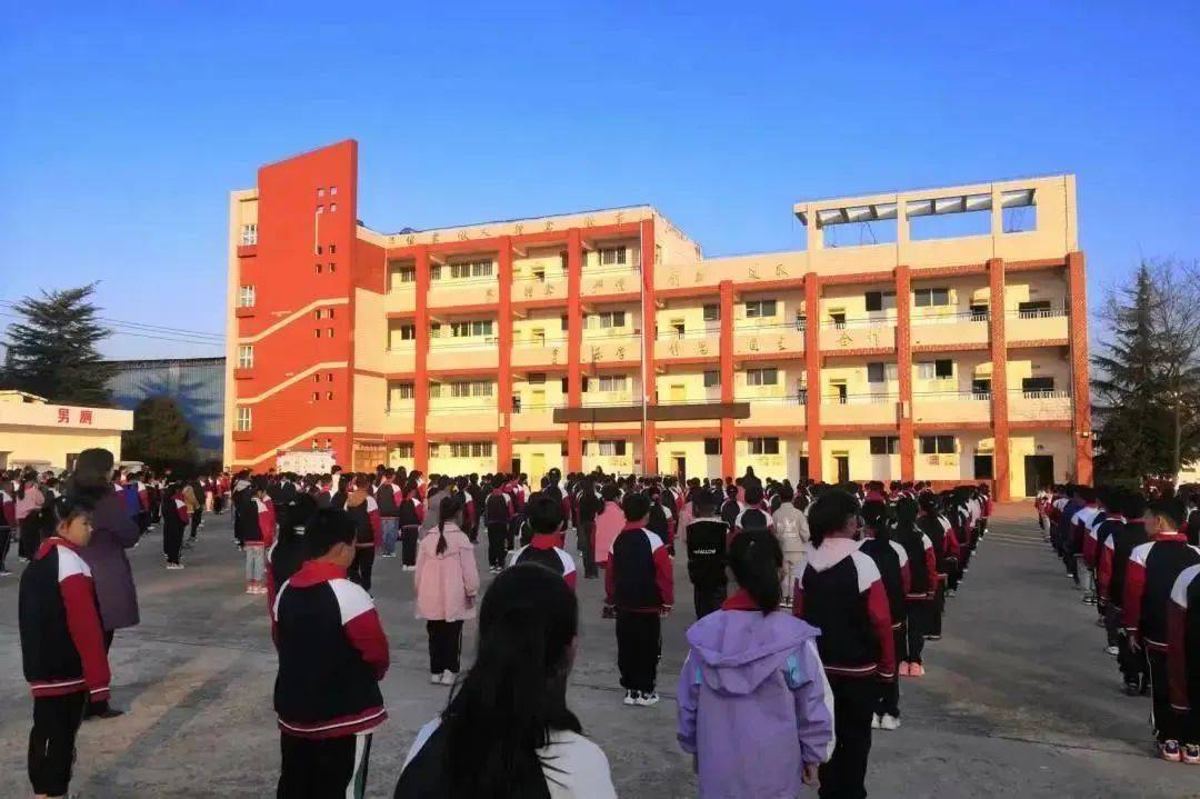 随着朝阳,五星红旗迎着春风冉冉上升,展现倚伴小学师生新学期蓬勃向上