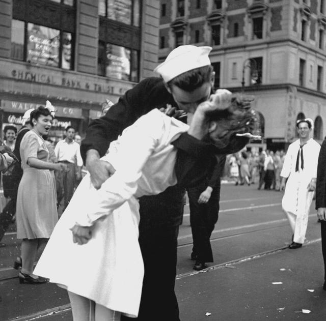 "胜利之吻"女主:当时是被强吻的,男主:我当时喝多了_照片_弗里德曼