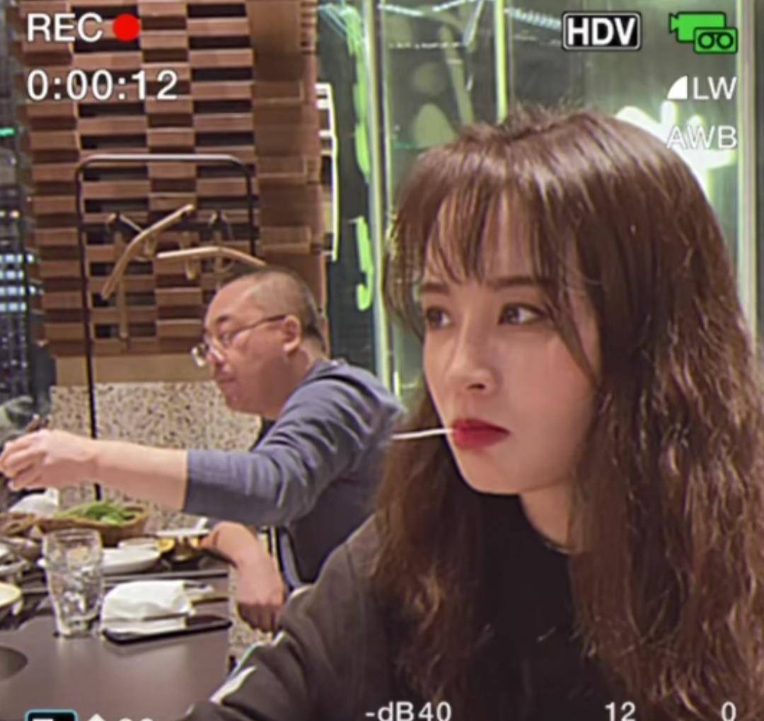 陈小纭晒三人吃火锅视频,好吃到冒汗脱妆_电视剧_曾一萱_因为