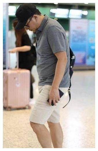 张嘉译新照:斑白头发映衬弓腰驼背,曝光近照!_表演_观众_生活