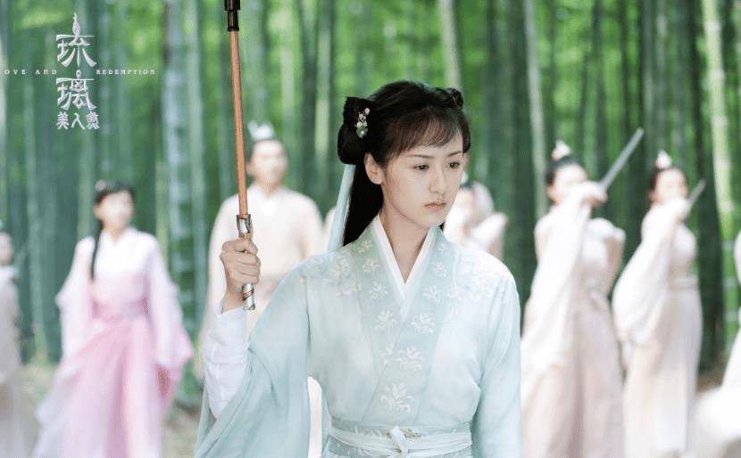 不过袁冰妍身上一直有一些争议,其中便包含她爱耍大牌;比如会在拍摄时