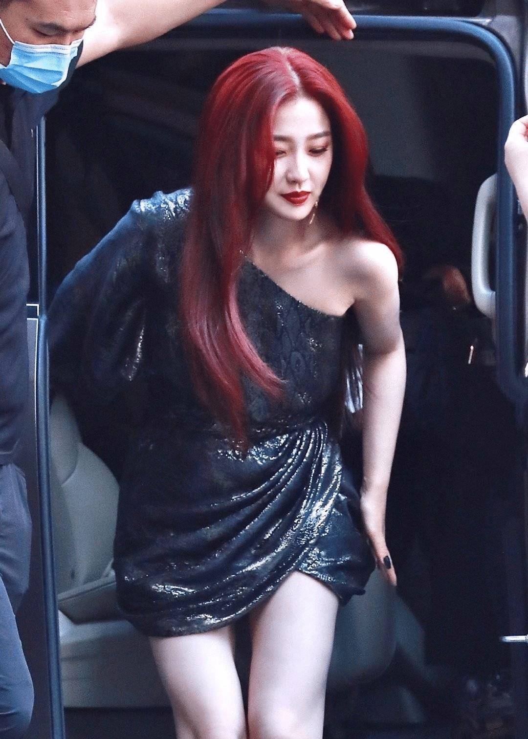 为显腿长虞书欣特意站丁字步,但走秀时侧面身材暴露,腿粗很明显