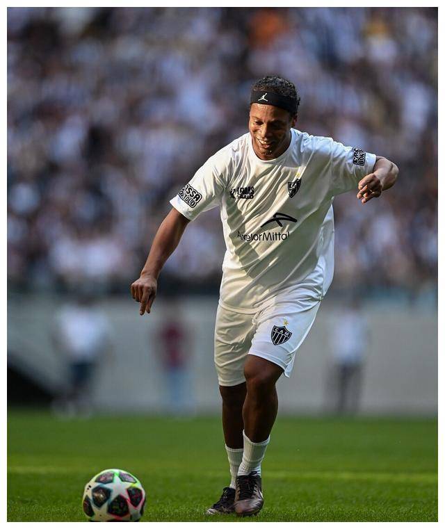 热刺球员理查利森:退役买岛度假,美女环绕,像小罗一样_生活_海岛_球迷