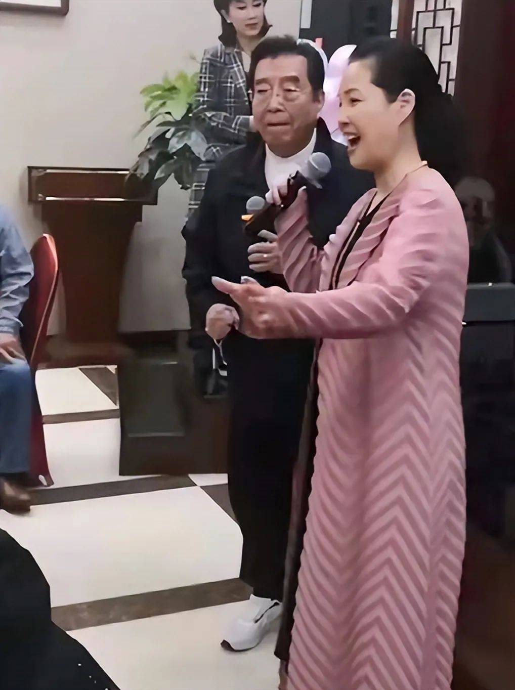 李双江夫妇农村演出,他肥头大耳成油腻老爷爷,梦鸽穿粉裙还有少女感