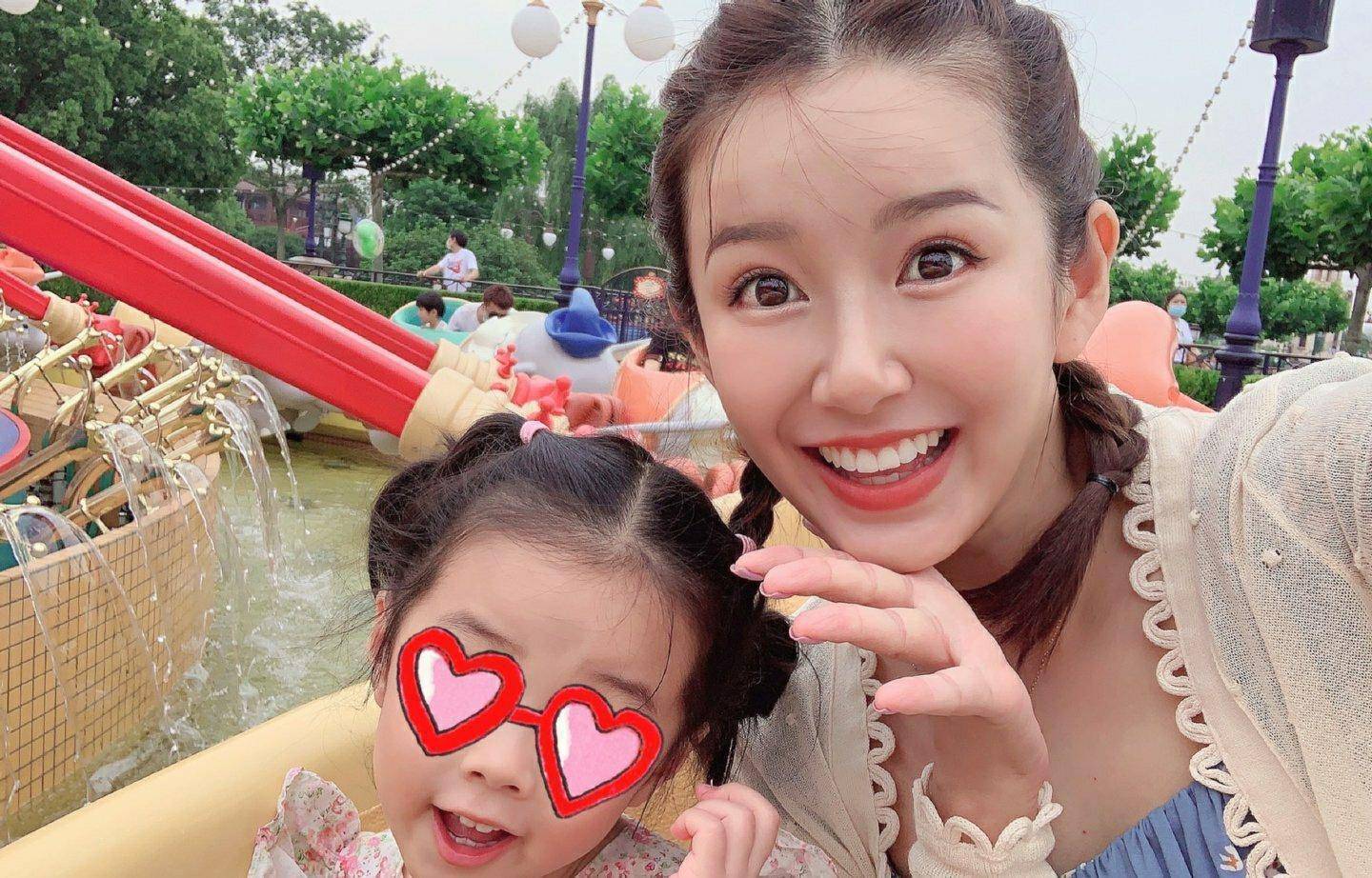 其实仔细看张子萱晒出的这张照片里面,还隐藏着一个小惊喜,那就是安安