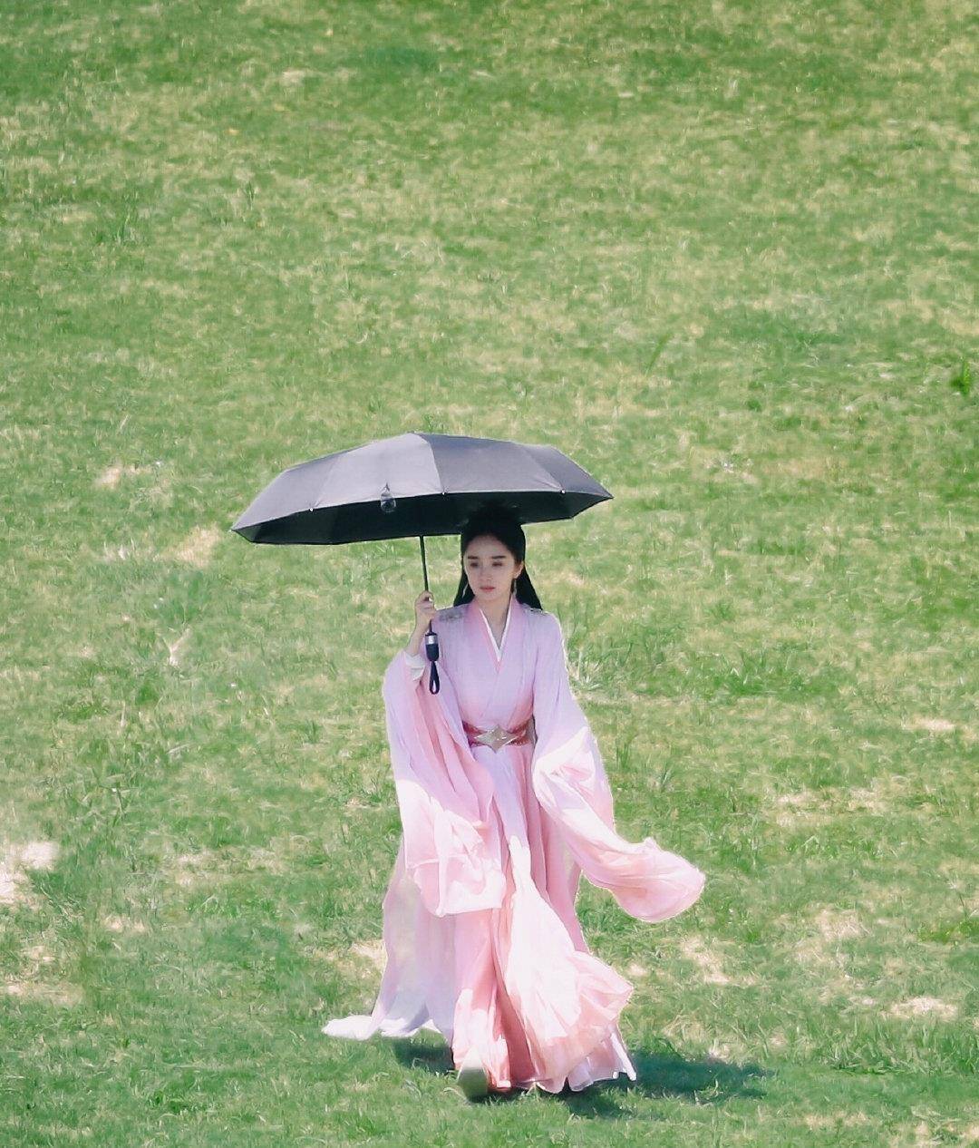 于前期武打戏的阶段,这一次的杨幂终于脱下了男装的装扮,换上了女装