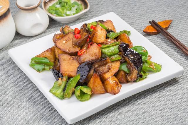家常菜"地三鲜"之谜:茄子,青椒和土豆,还是莲藕?_食材_口感_美食