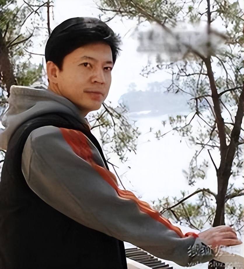 国家一级演员何政军藏了31年的妻子曝光难怪当年拒绝巩俐