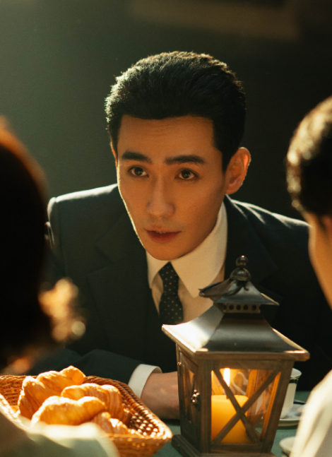 朱一龙16年旅游照被扒,疑似晒出与神社合影照,又一流量陨落?