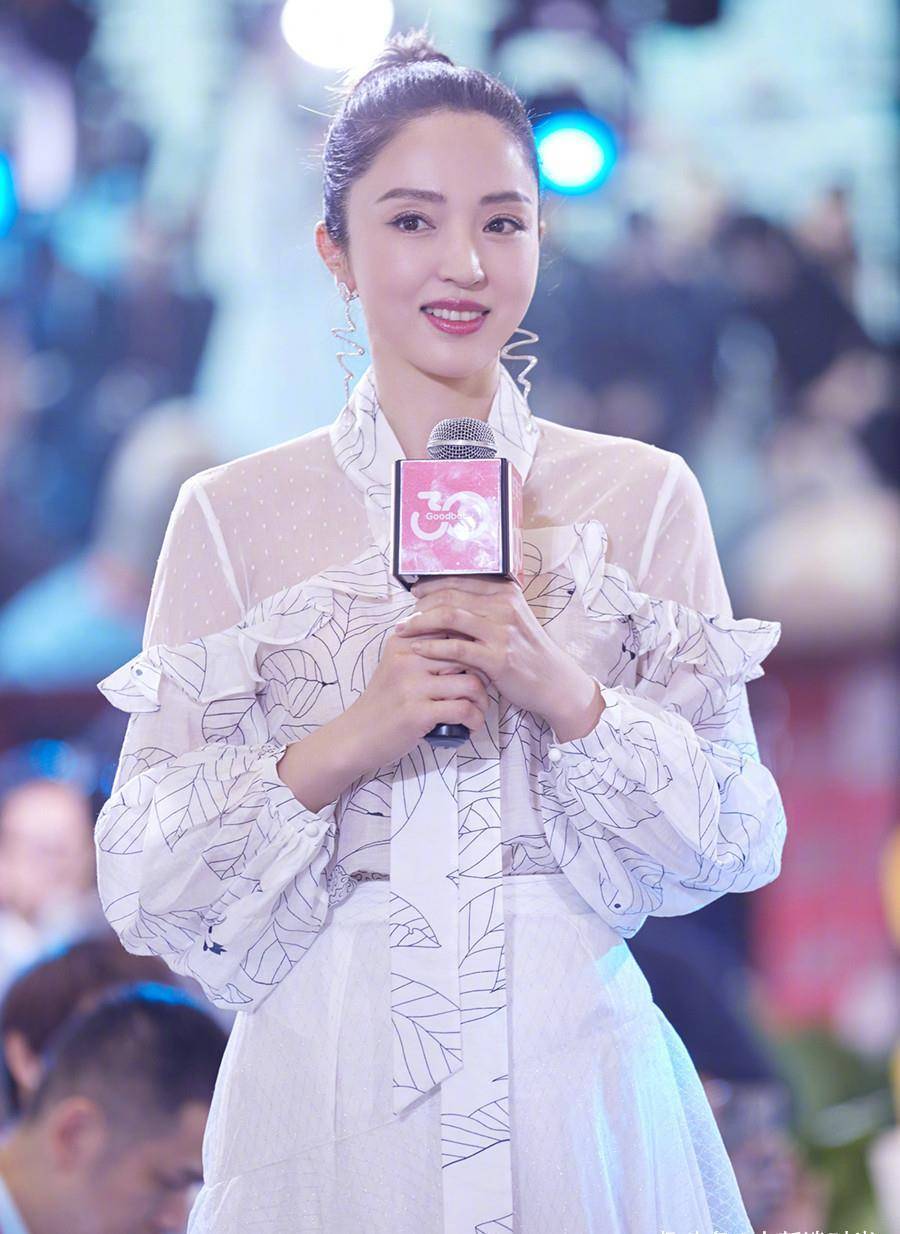 董璇40岁了还这么时尚?吊带这么细还硬穿,身材比例太抢镜