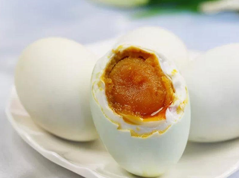 这种土办法水腌咸鸭蛋干净卫生,油多好吃,人见人爱,爱不释口呢_坛子_